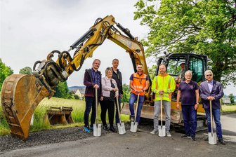 Glasfaserkabel bis ins Haus: Projektstart in Görsdorf - Erster Spatenstich in Görsdorf: Matthias Thümmel, Elke Schmieder, Gunar Schreiter, Davis Seidel, Thomas Schmidt, Frank Lämmel und Steffen Kießling (v. l.)