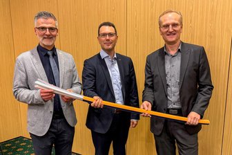 Glasfasernetz in Bad Elster fertig: Fast 300 Haushalte haben jetzt schnelles Internet - Gaben das Netz symbolisch frei: Bad Elsters Bürgermeister Olaf Schlott, Steffen Lehmann, Referatsleiter Referat Digitale Infrastruktur im Sächsischen Wirtschaftsministerium und Roland Warner, Vorsitzender der Eins-Geschäftsführung (von links).
