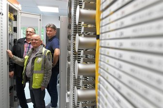 Glasfasernetz in Oederan fertig: Wie kommen Nutzer jetzt ins schnelle Internet und was kostet es? - Sie stehen stellvertretend für ein großes Team, das den Breitbandausbau in Oederan umgesetzt hat: Erik Werner vom Subunternehmer KNS (Kabel-Netzwerk-Service), Lothar Hofmeister vom Oederaner Bauamt und Stefan Berghold vom Planungsbüro TKI Chemnitz (von links) in der Verteilstation an der Frankenberger Straße.
