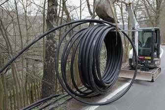 Glasfasernetz in Schwarzenberg: Stadt kündigt Baufirma - Auf dem Brückenberg in Schwarzenberg arbeitete Nes-Mir Bau aus Darmstadt mit der Firma Knaak Rohrvortrieb aus Schlotheim zusammen. Mittels Bohrverfahren wurden Leerrohre für Glasfaserkabel eingebracht.