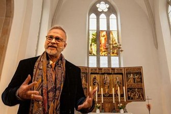 Glasfenster stammt von Michael Triegel - Künstler Michael Triegel - im Hintergrund sein gestaltetes Glasbildfenster.