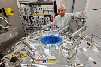 Glatt, glatter, Scia: Chemnitzer Firma liefert Polier-Anlage für Weltraumteleskop Athena - Marcel Demmler kontrolliert in einem Reinraum einen Vakuumroboter. Diese Maschine trägt Spiegel in eine andere Maschine, in der schlussendlich die Oberfläche extrem glatt poliert wird.