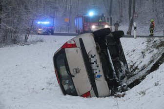 Glatte Straße im Erzgebirge: Auto rutscht Böschung hinab - Ein Autofahrer rutschte bei winterlichen Straßenverhältnissen von der Fahrbahn.