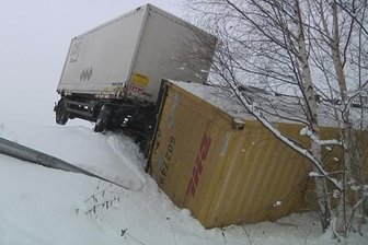 Glatte Straße: LKW rutscht in Gospersgrün Böschung hinab - Aufgrund von Glätte ist dieser LKW in Gospersgrün von der Straße abgekommen und eine Böschung hinab gerutscht.