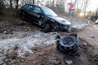 Glatte Straße: Mehrere Unfälle zwischen Erdmannsdorf und Euba -