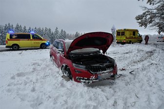 Glatte Straße: Zwei Schwerverletzte bei Unfall auf B 171 - Die glatte Fahrbahn am Dienstagnachmittag ist dem Skodafahrer zum Verhängnis geworden.