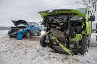 Glatte Straßen: In der Region bleibt Verkehrschaos vorerst aus - Bei einem Unfall auf der B 101 wurden am Samstagmittag vier Personen leicht verletzt.