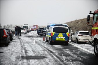 Glatte Straßen sorgen für Unfälle zum Start in die Arbeitswoche - Zu einem Massencrash kam es auf der A 72 in Fahrtrichtung Chemnitz. Zwischen den Anschlussstellen Borna-Nord und Borna-Süd stießen insgesamt zehn Autos aus ungeklärter Ursache zusammen. Es entstand Schaden im sechsstelligen Bereich. Eine Person wurde verletzt ins Krankenhaus gebracht. Die Autobahn war mehrere Stunden gesperrt. 