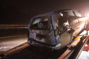 Glatteis auf der A 4: Unfall bei Hainichen mit zwei Verletzten - Laut Polizei war gegen 4.40 Uhr ein Opel auf der A 4 ins Schleudern geraten.