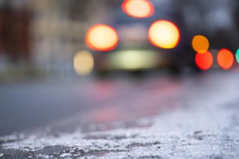 Glatteis führt zu Unfall im Erzgebirge: 22-Jähriger verletzt - Auf rutschiger Fahrbahn geriet der Pkw laut Polizei ins Rutschen (Symbolbild). Foto: Monika Skolimowska/dpa