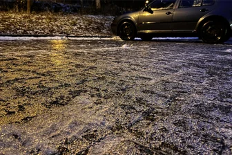 Glatteis im Erzgebirge: Gefrierender Regen verwandelt Parkplätze und Gehwege in Rutschbahnen - Eine dünne Eisschicht hat sich am frühen Mittwochabend über einen Parkplatz in Bad Schlema gelegt.