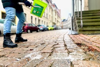 Glatteis in Freiberg: Notaufnahme meldet Rekordtag - Glatte Gehwege in Freiberg: Viele Grundstückseigentümer griffen zum Streusalz.