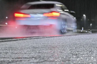 Glatteis in Sachsen: Hier warnt der Wetterdienst am Montag vor glatten Straßen - Bis in die Nach auf Dienstag hinein warnt der DWD vor Glatteis.
