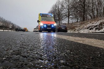 Auf der B 93 zwischen Zwickau uns Meerane kam es wegen der Glätte zu einem Unfall.