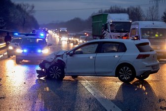 Glatteis in Zwickau: Viele kommen mit dem Schrecken davon - Kurz nach 7 Uhr ereignete sich ein Unfall auf der B 93 kurz vor Crossen. Am Ende waren fünf Autos und eine Leitplanke beschädigt.