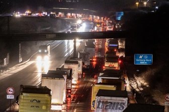 Glatteis und Schnee: Unfälle und kilometerlange Staus - Kilometerlange Staus gab es Dienstagfrüh auf der A 72 zwischen Stollberg und Hartenstein nach einem Unfall.