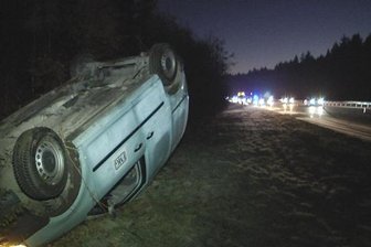 Glatteis-Unfälle: Frau stirbt nahe Albernau - Polizist auf der A72 lebenbedrohlich verletzt - Bei der Unfallaufnahme auf der A72 ist ein Polizist von einem Fahrzeug erfasst und lebensbedrohlich verletzt worden.