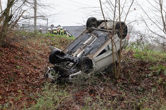 Glatteis-Unfall in Waldenburg: VW Polo überschlägt sich - Der VW Polo überschlug sich bei dem Unfall.