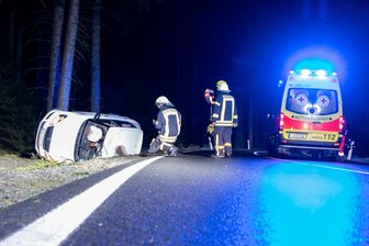 Glatteis zwischen Zwönitz und Geyer: Feuerwehr befreit Frau aus umgekipptem Skoda -