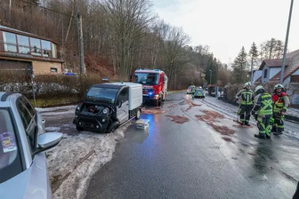 Glatteisunfälle auf der Talstraße in Hohenstein-Ernstthal: 23.500 Euro Schaden - Binnen weniger Minuten hat es auf der Talstraße zwei Unfälle gegeben.