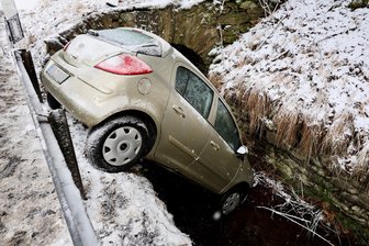 Glatteisunfälle im Erzgebirge: Pkw landet „kopfüber“ im Mühlgraben - Wie das Fahrzeug über die Leitplanke hinweg „kopfüber“ in den Mühlgraben kippen konnte, bleibt selbst für die Einsatzkräfte rätselhaft.