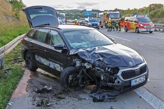 Glauchau: 71-Jährige bei Unfall mit Wohnmobil verletzt - Dieser PKW Skoda ist am Donnerstag auf einen auf die linke Fahrspur wechselnden Wohnwagen aufgefahren.