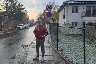 Glauchau: Anwohner beklagt Raserei an der Chemnitzer Straße trotz Tempo 30 - André Bastisch vor seinem Haus an der Chemnitzer Straße in Glauchau.