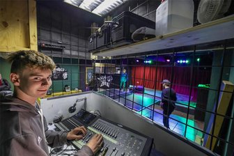 Glauchau: Das H2 will Jugendlichen mehr bieten - Brian Hille am Mischpult in der Glauchauer Jugendeinrichtung H2.