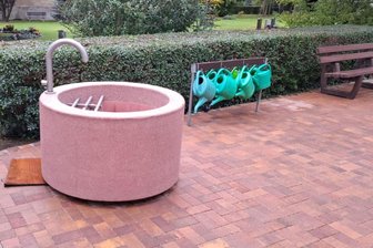 Glauchau: Dorf-Friedhof hat neuen Brunnen - So sieht die neue Wasserentnahmestelle auf dem Friedhof in Wernsdorf aus.