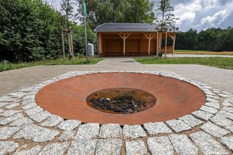 Glauchau: Eine Grillstelle ohne Grill in Voigtlaide - Das ist die Feuerstelle am Spielplatz Voigtlaide, die vor Ort „Grillstelle“ genannt wird.