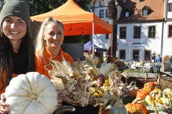 Glauchau eröffnet Herbstsaison - Kürbisse, bunten Mais aus eigener Ernte und Tipps zur Kürbiszubereitung gab es bei Sandy Stasiak (links) und Freundin Daniela Habiger beim Markt auf Schloss Forderglauchau. 