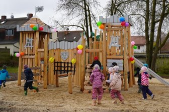 Glauchau eröffnet Spielplatz an der Talstraße - Kinder aus Glauchauer Kitas haben die Spielgeräte getestet.