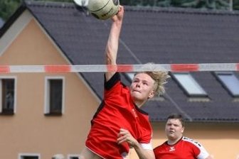 Glauchau fährt trotz Niederlagen Zähler ein - Der Glauchauer Leon Pauli streckte sich in den Spielen gegen St. Egidien vergeblich.