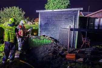 Glauchau: Feuerwehreinsatz wegen Brand in der Kleingartenanlage „Gartenfreunde“ - Das Feuer ging von einem Komposter aus.