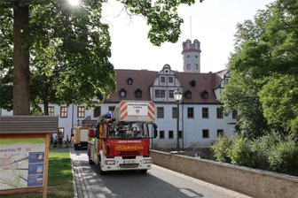 Glauchau: Feuerwehreinsatz wegen mysteriösem Brandgeruch im Schloss - Ein Großaufgebot der Feuerwehr rückte am Montagabend nach Schloss Forderglauchau aus.