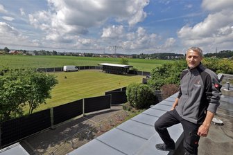 Glauchau: Für das Nazareth-Konzert ist alles gerichtet - Der Chef der Sachsenlandhalle, Arnd Portack, schaut auf das Konzertgelände.