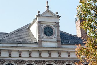 Glauchau: Funktionstüchtige Turmuhr zeigt die Zeit trotzdem nicht an - Die Turmuhr an der Lehngrundschule zeigt die aktuelle Zeit nicht an.