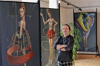 Glauchau: Galerie zeigt Werke von Thomas Heinicke - Thomas Heinicke mit seinen Werken Melancholie mit Persing (vorn) und Flora. 