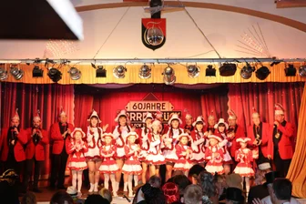 Glauchau: Kerker-Bar, verlorenes Fußballspiel und ABV-Witz: Welche Legenden es über den Faschingsclub Wernsdorf gibt - In der Jubiläumssaison absolvieren die Mitglieder des Faschingsclub Wernsdorf zehn Veranstaltungen in der „Erbschänke". Bis zum Beginn der Saison hat es 122.593 Besucher gegeben.