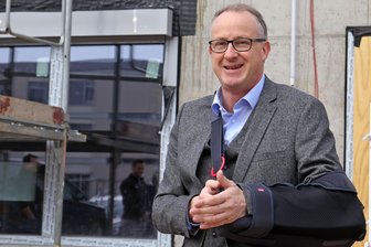 Glauchau: Krankenhaus-Chef liegt nach Unfall selbst auf OP-Tisch - Nach der Schulteroperation darf Klinik-Chef Christian Wagner seinen Arm nicht bewegen.