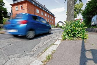 Glauchau: Muldestadt will schlimme Huckelpiste endlich ausbauen - Die Pestalozzistraße in Glauchau befindet sich in einem miserablen Zustand. Seit Jahren bemüht sich die Stadt um den Ausbau, für den es jetzt wieder Fördermittel gibt.
