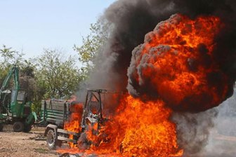 Glauchau: Multicar brennt aus - Wegen eines brennenden Multicars sind am Donnerstagnachmittag die Glauchauer Feuerwehr, der Rettungsdienst und die Polizei ausgerückt.