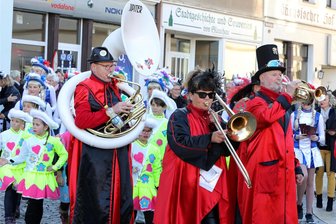 Glauchau oder Meerane: Wer ist am Samstag die Faschingshauptstadt? - Die Draufgänger-Guggis begleiten den Faschingsumzug in Glauchau.