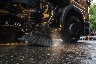 Glauchau: Parkverbote wegen großer Straßenreinigung nach Ostern - Glauchau schickt die Kehrmaschinen auf Tour. Deswegen gelten zeitweise Halteverbote.
