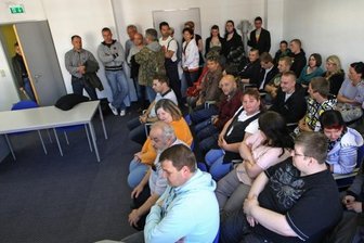 <p class="artikelinhalt">Prozessauftakt im Fall gegen einen Polizisten des Reviers Glauchau. Er muss sich wegen Körperverletzung im Amt verantworten. Bereits lange vor der Verhandlung war der Sitzungssaal voll. Die Richterin entschied sich aber gegen einen Wechsel in einen größeren Saal. </p>