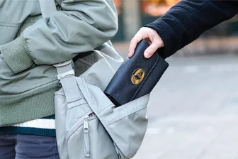 Glauchau: Seniorin beim Einkaufen im Penny-Markt bestohlen - Im Einkaufsmarkt sind Taschendiebe an das Geld einer Seniorin mit Rollator gekommen.