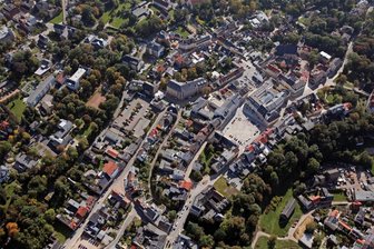 Glauchau senkt die Hebesätze der Grundsteuer – Was das für jeden Einzelnen bedeutet - Blick auf die Glauchauer Innenstadt. Für jedes Grundstück wird es ab Januar neue Grundsteuerbescheide geben.