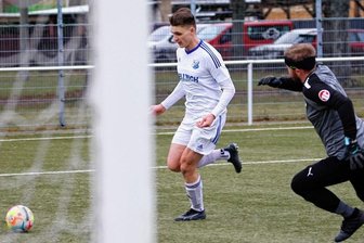 Glauchau stillt den Torhunger - Marius Bernhardt (links) vom VfB Empor Glauchau hat Leipzig Torwart Max Riesenberg umspielt und schiebt den Ball im Anschluss zur 2:0-Pausenführung in die Maschen.