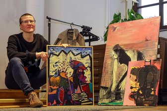 Glauchau: Tanja Pohl aus Greiz stellt in der Galerie „Art Gluchowe“ aus - Tanja Pohl beim Aufbau ihrer Ausstellung in der Glauchauer Galerie Art Gluchowe.