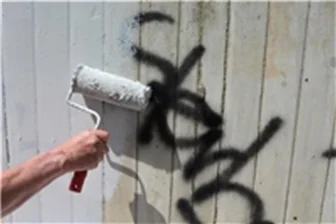 Glauchau: Unbekannte besprühen Zaun an der Jahnstraße - Illegale Schmierereien sind in vielen Kommunen ein Problem. Deren Beseitigung ist sehr kostenintensiv.